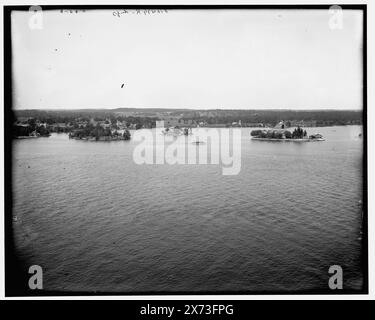 Alexandria Bay au sud de 1000 Islands House, les images du vidéodisque sont hors séquence ; l'ordre réel de gauche à droite est 1A-06119 ou 06120, 06117 ou 06118., deux négatifs font partie d'un panorama en trois parties avec des variantes proches des sections gauche et centrale; section droite absente de la collection., '1049-12713,' '10479 Center dup 583-7,' 583-6, 12713, 10479,' et '583-8, 010479 R dup' sur les négatifs respectivement., Detroit Publishing ci nos 010479, 012173., cadeau ; State Historical Society of Colorado ; 1949, Islands. , Baies. , États-Unis, New York (État), Thousand Islands. , États-Unis, New York (State), Ale Banque D'Images