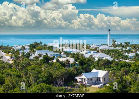 Grandes maisons résidentielles dans l'île petite ville de Boca Grande sur l'île Gasparilla dans le sud-ouest de la Floride. Maisons américaines en bord de mer dans les banlieues rurales américaines Banque D'Images