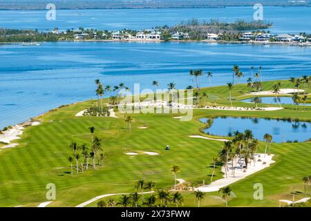 Parcours de golf en bord de mer en Floride ensoleillée. Terrains de sport en plein air avec pelouses vertes à Boca Grande, petite ville sur l'île Gasparilla Banque D'Images