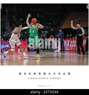 Pékin, province chinoise du Liaoning. 17 mai 2024. Zhao Jiwei (2e l) du Liaoning Flying Leopards est faussé par Yu Dehao du Xinjiang Flying Tigers lors du match 2 entre les Liaoning Flying Leopards et les Xinjiang Flying Tigers lors de la saison 2023-2024 de la finale de la ligue de la Chinese Basketball Association (CBA) à Shenyang, dans la province du Liaoning, le nord-est de la Chine, le 17 mai 2024. Crédit : Pan Yulong/Xinhua/Alamy Live News Banque D'Images