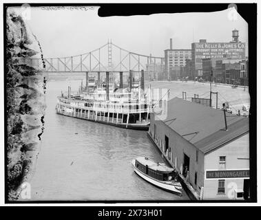 The Levee from Smithfield Street Bridge, Pittsburgh, Pa., titre de la veste., négatif fissuré du haut le long du côté droit., 'Ohio' sur bateau à vapeur., 'G 5000' sur négatif., Detroit Publishing Co. 036460., Gift ; State Historical Society of Colorado ; 1949, Steamboats. , Digues. , Ponts. , Rivers. , États-Unis, Pennsylvanie, Pittsburgh. , États-Unis, Pennsylvanie, Monongahela River. Banque D'Images