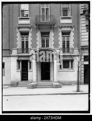 Maison de ville de quatre étages, entrée avec pilastres et fronton courbé, peut-être New York, New York, New York, titre conçu par cataloger., Detroit Publishing Co. No. 043188., Gift ; State Historical Society of Colorado ; 1949, Dwellings. , Portes et embrasures. Banque D'Images