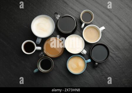 Différentes boissons de café dans des tasses sur la table texturée sombre, plat Banque D'Images