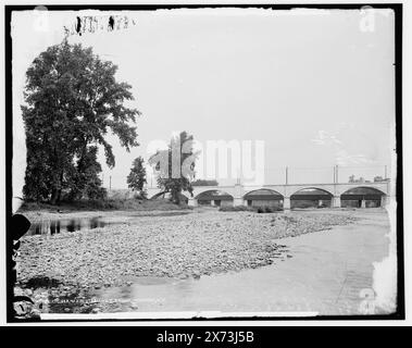 U. & M. V. Railway Bridge, Herkimer, N.Y., date basée sur Detroit, catalogue P (1906)., à l'origine partie d'un panorama en deux parties ; section droite absente de la collection., Detroit Publishing Co. No. 010933., Gift ; State Historical Society of Colorado ; 1949, Utica & Mohawk Valley Railway. , Ponts de chemin de fer. , Chemins de fer de rue. , Rivers. , États-Unis, New York (État), Herkimer. Banque D'Images