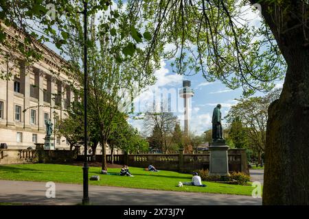 Après-midi de printemps au St John's Gardens dans le centre-ville de Liverpool. Banque D'Images