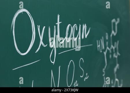 Formules chimiques écrites à la craie sur un tableau vert Banque D'Images