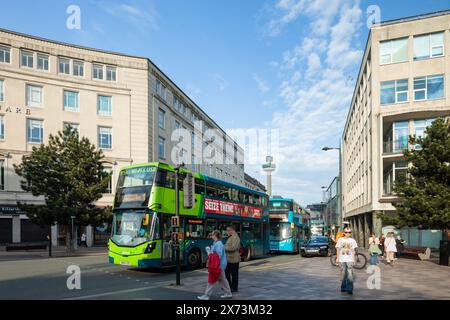Bus à impériale dans le centre-ville de Liverpool, Angleterre. Banque D'Images