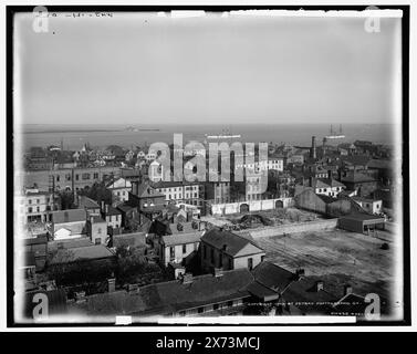 Charleston, S.C., de l'église de Michael, images vidéocassettes hors séquence ; l'ordre réel de gauche à droite est 1A-06367, 06366, 06365., à l'origine un panorama en quatre parties ; la section centrale droite n'est pas dans la collection., 'WHJ-119-02' sur négatif gauche ; 'WHJ-120-02' sur négatif central ; '121-02' sur négatif droit., Detroit Publishing Co. No. 010635., Gift ; State Historical Society of Colorado ; 1949, États-Unis, Caroline du Sud, Charleston. Banque D'Images