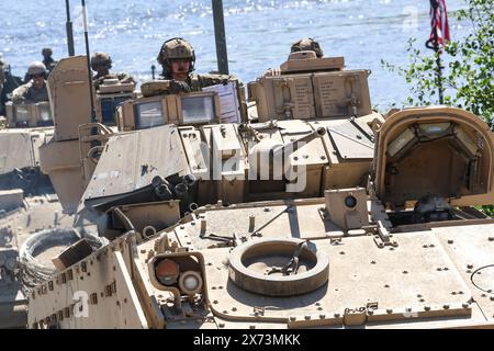 Drawsko Pomorskie, Pologne. 17 mai 2024. Des soldats américains de la 29e division d'infanterie américaine de la Garde nationale traversent le lac Zly Leg lors de l'exercice au Centre d'entraînement des Forces terrestres à Drawsko, dans le cadre d'un vaste exercice de rage des alliés de l'OTAN - Steadfast Defender 2024. L'exercice vise à vérifier les capacités militaires de l'alliance de l'Atlantique Nord dans une possibilité d'agression russe contre la Pologne et les États baltes - qui se trouvent sur le flanc est de l'OTAN. (Photo de Dominika Zarzycka/Sipa USA) crédit : Sipa USA/Alamy Live News Banque D'Images