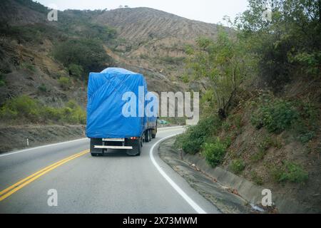 Camion avec bâche passant la route de campagne. Banque D'Images