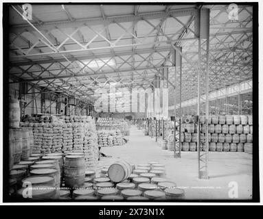 New York Central Freight Sheds, Buffalo, New York, '113' sur négatif., Detroit Publishing Co. no. 012923., Gift ; State Historical Society of Colorado ; 1949, Barrels. , Entrepôts. , Intérieurs. , États-Unis, New York (State), Buffalo. Banque D'Images