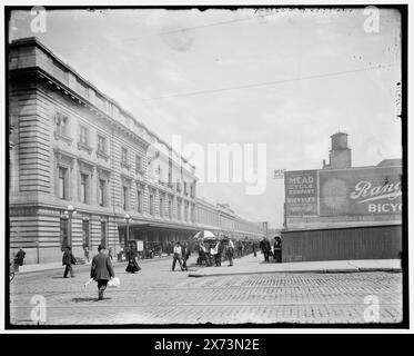 Chicago, Ill. terminal passagers, C & NW Ry. (Chicago & North Western Railway), oct. 10, 1911, titre de la jaquette., les images du vidéodisque sont hors séquence ; l'ordre réel de gauche à droite est 1A-10426, 10425., 'G 8282 R [sic] ; dup' et 'G 8280 R' sur les négatifs gauche et droit respectivement., Detroit Publishing Co. No. 015685., Gift ; State Historical Society of Colorado ; 1949, Railroad stations. , États-Unis, Illinois, Chicago. Banque D'Images