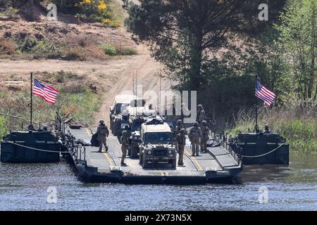 Drawsko Pomorskie, Pologne. 17 mai 2024. Des soldats américains de la 29e division d'infanterie américaine de la Garde nationale traversent le lac Zly Leg lors de l'exercice au Centre d'entraînement des Forces terrestres à Drawsko, dans le cadre d'un vaste exercice de rage des alliés de l'OTAN - Steadfast Defender 2024. L'exercice vise à vérifier les capacités militaires de l'alliance de l'Atlantique Nord dans une possibilité d'agression russe contre la Pologne et les États baltes - qui se trouvent sur le flanc est de l'OTAN. (Photo de Dominika Zarzycka/Sipa USA) crédit : Sipa USA/Alamy Live News Banque D'Images