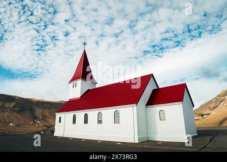 Gros plan petite église blanche au toit rouge à Vik, sud de l'Islande. Emplacement emblématique pour les photographes de paysages et les voyageurs. Vik. Église Myrdal Banque D'Images