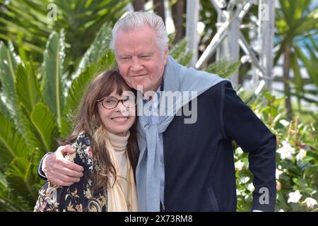 Cannes, France. 17 mai 2024. CANNES, FRANCE - 17 MAI : Talia Shire, Jon Voight assiste à l'appel photo 'Megalopolis' au 77e Festival de Cannes au Palais des Festivals le 17 mai 2024 à Cannes, France. Crédit : dpa/Alamy Live News Banque D'Images