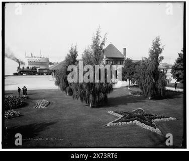 Pere Marquette R.R. Station et Railroad Park, Petoskey, Mich., '3224 1/2' sur négatif., Detroit Publishing Co. No. 070739., Gift ; State Historical Society of Colorado ; 1949, Railroad stations. , Parcs. , États-Unis, Michigan, Petoskey. Banque D'Images