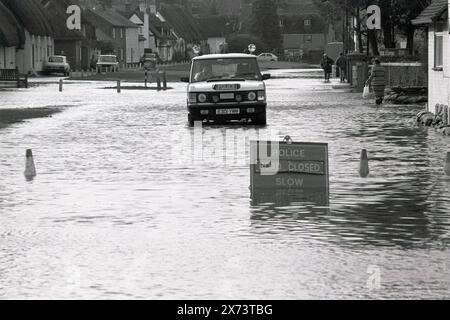 Un véhicule Range Rover de police en service dans le Borough pendant les inondations qui ont frappé le village de Downton, près de Salisbury Wiltshire, en 1990. Banque D'Images