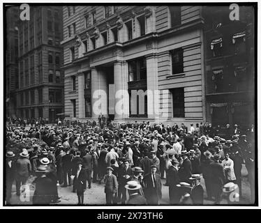 Curb Street Brokers and Broad Exchange, New York, '4086' et '4073' sur négatif., Detroit Publishing Co. No. 019582., Gift ; State Historical Society of Colorado ; 1949, Stock Exchange. , Foules. , États-Unis, New York (State), New York. Banque D'Images