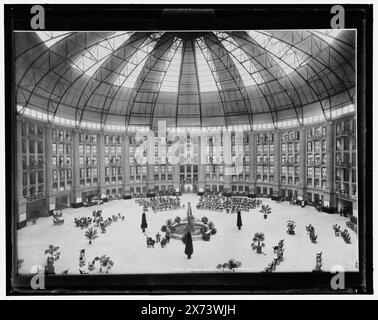 Atrium, West Baden Springs Hotel, West Baden, Ind, titre conçu par cataloger., photographie de panorama ; voir négatifs D4-47029 l et R pour l'original., Detroit Publishing Co. No. 043194 ; deuxième non. Sur négatif : 047503., cadeau ; State Historical Society of Colorado ; 1949, atriums. , Hôtels. , Centres de santé. , États-Unis, Indiana, West Baden. Banque D'Images