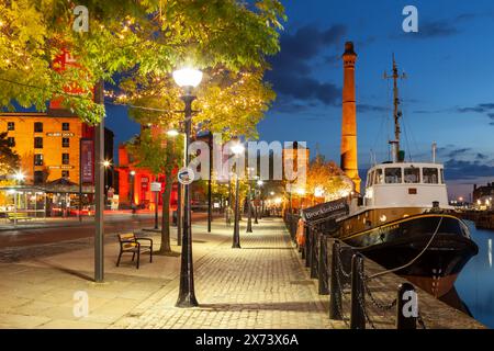 La nuit tombe à Hartley Quay à Liverpool, Merseyside, Angleterre. Banque D'Images