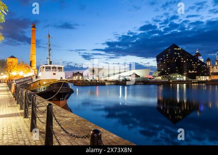 La nuit tombe à Canning Dock à Liverpool. Banque D'Images