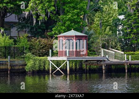 gazebo, rouge foncé, grillagé, sur quai, arbres, cadre paisible, ICW, Atlantic Intracoastal Waterway, source, Caroline du Sud Banque D'Images