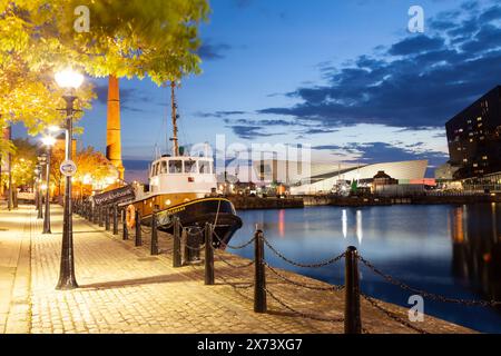 La nuit tombe à Canning Dock à Liverpool, en Angleterre. Banque D'Images