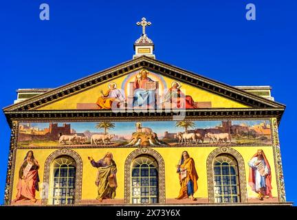 Jésus Paul Peter Lamb façade mosaïques Basilique Papale Saint Paul hors les murs de l'église cathédrale de Rome en Italie. L'un des 4 BASILIQUES PAPALES, établie dans sa Banque D'Images