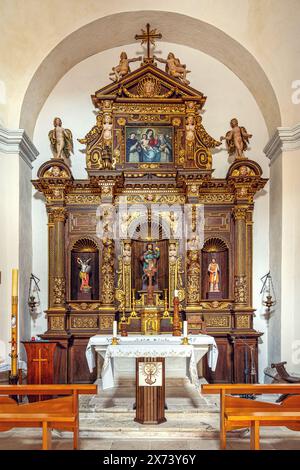 L'autel de style baroque, en bois sculpté et doré avec trois statues dans le rond dans l'église de San Rocco à Castel del Monte. Abruzzes, Italie Banque D'Images