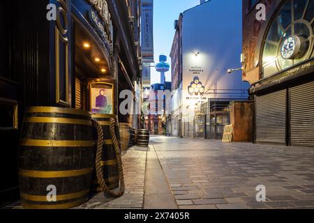 Aube dans le quartier des grottes de Liverpool. Banque D'Images