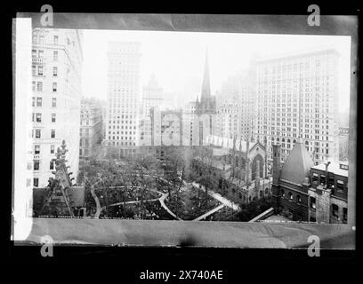 Gratte-ciel éclipsant Trinity Church, New York, '134' sur le négatif., photographie de deux tirages photographiques panoramiques inversés protégés par le droit d'auteur 1905 par Detroit Publishing Co. ; CF.négatif D4-10906 pour les originaux., Gillender Building troisième tour à partir de la gauche, Trinity Building à droite., Detroit Publishing Co. No. 010906., Gift ; State Historical Society of Colorado ; 1949, gratte-ciel. , Immeubles de bureaux. , Cimetières. , Églises anglicanes. , États-Unis, New York (State), New York. Banque D'Images