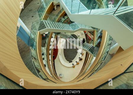 Escalier dans la bibliothèque centrale de Liverpool, Merseyside, Angleterre. Banque D'Images