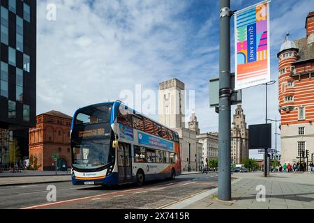 Bus à impériale dans le centre-ville de Liverpool, Angleterre. Banque D'Images