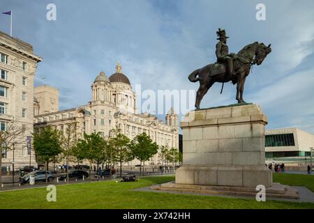 Statue d'Édouard VII sur le front de mer de Liverpool, Angleterre. Banque D'Images