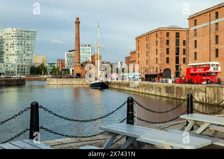 Coucher de soleil à Canning Dock à Liverpool, Angleterre. Banque D'Images