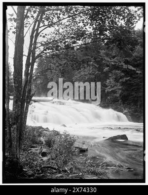 Raquette River, Buttermilk Falls, Adirondacks, New York, titre tiré de la veste., 'WHJ 1005' sur négatif., Detroit Publishing Co. no. 032940., Gift ; State Historical Society of Colorado ; 1949, Waterfalls. , États-Unis, New York (État), Adirondack Mountains. , États-Unis, New York (État), raquette River. Banque D'Images