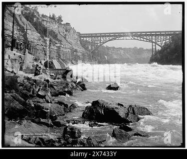 Whirlpool Rapids, Niagara Falls, New York, comprend Whirlpool Rapids Bridge avec Michigan Central cantilever Bridge derrière lui, 'G 7212' sur négatif., Detroit Publishing Co. 072027., Gift ; State Historical Society of Colorado ; 1949, Rapids. , Canyons. , États-Unis, New York (État), Niagara River. , Canada, Ontario, rivière Niagara. Banque D'Images