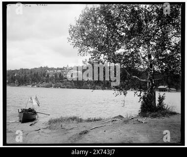 Lower Saranac Lake, The Hotel Ampersand, Adirondack Mtns., N.Y., titre de veste., 'WHJ-861' sur négatif., Detroit Publishing Co. no. 032918., Gift ; State Historical Society of Colorado ; 1949, Lakes & Ponds. , Hôtels. , Canoës. , États-Unis, New York (État), Saranac Lakes. , États-Unis, New York (État), Adirondack Mountains. Banque D'Images