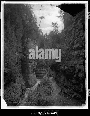 Column Rocks from Below, Ausable Chasm, New York, date basée sur Detroit, catalogue P (1906)., Transparency Chipped Lower left., Detroit Publishing Co. No. 018089., Gift ; State Historical Society of Colorado ; 1949, Rock formations. , Canyons. , États-Unis, New York (État), Ausable Chasm. Banque D'Images