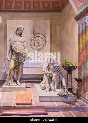 Santa Barbara, CA, États-Unis - 7 juillet 2024 : statue de Jésus Christ. Il salue la statue de Marie Magdalena dans l'église Old Mission. Il regarde vers le bas puisqu'elle est sur son K. Banque D'Images