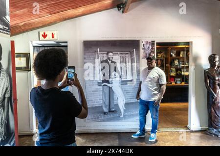 Johannesburg, Afrique du Sud. 17 mai 2024. Un touriste pose pour des photos au Nelson Mandela National Museum à Soweto, en Afrique du Sud, le 17 mai 2024. Le 18 mai marque la Journée internationale des musées. Le Nelson Mandela National Museum, communément appelé Mandela House, est situé à Soweto, au sud-ouest de Johannesburg, où Nelson Mandela a vécu de 1946 à 1962. Crédit : Shiraaz Mohamed/Xinhua/Alamy Live News Banque D'Images