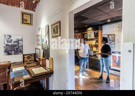 Johannesburg, Afrique du Sud. 17 mai 2024. Les touristes visitent le Nelson Mandela National Museum à Soweto, Afrique du Sud, le 17 mai 2024. Le 18 mai marque la Journée internationale des musées. Le Nelson Mandela National Museum, communément appelé Mandela House, est situé à Soweto, au sud-ouest de Johannesburg, où Nelson Mandela a vécu de 1946 à 1962. Crédit : Shiraaz Mohamed/Xinhua/Alamy Live News Banque D'Images