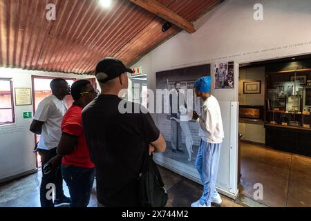 Johannesburg, Afrique du Sud. 17 mai 2024. Les touristes visitent le Nelson Mandela National Museum à Soweto, Afrique du Sud, le 17 mai 2024. Le 18 mai marque la Journée internationale des musées. Le Nelson Mandela National Museum, communément appelé Mandela House, est situé à Soweto, au sud-ouest de Johannesburg, où Nelson Mandela a vécu de 1946 à 1962. Crédit : Shiraaz Mohamed/Xinhua/Alamy Live News Banque D'Images