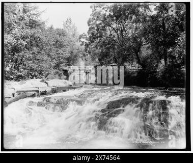 Buttermilk Falls, Marshall Creek, Pa., date basée sur Detroit, catalogue J (1901)., Detroit Publishing Co. No. 012220., Gift ; State Historical Society of Colorado ; 1949, Waterfalls. , Rivers. , États-Unis, Pennsylvanie, Marshalls Creek. Banque D'Images