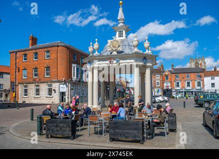 Cafe Beneath the Market Cross, Saturday Market, Beverley, Yorkshire, Angleterre, ROYAUME-UNI Banque D'Images