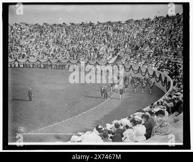 Les anciens élèves et le groupe entrent dans le stade, les exercices de jour de classe de l'Université Harvard, Detroit Publishing Co. No. 019733., Gift ; State Historical Society of Colorado ; 1949, Harvard University. , Universités et collèges. , Bandes. , Stades. , Foules. , Rites et cérémonies. , États-Unis, Massachusetts, Boston. Banque D'Images