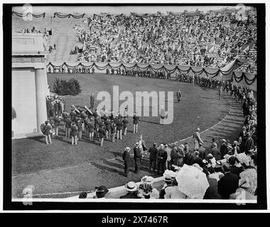 Les anciens élèves entrent dans le stade, les exercices de jour de classe de l'Université Harvard, Detroit Publishing Co. No. 019732., Gift ; State Historical Society of Colorado ; 1949, Harvard University. , Universités et collèges. , Bandes. , Stades. , Foules. , Rites et cérémonies. , États-Unis, Massachusetts, Boston. Banque D'Images