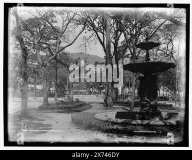 The Plaza, Title in Detroit, catalogue J (1901) : Plaza and Bolivar statue., '48' on Negative., Detroit Publishing Co. No. 08911., Gift ; State Historical Society of Colorado ; 1949, Bolívar, Simón, 1783-1830. , Sculpture. , Plazas. , Fontaines. , Venezuela, Caracas. Banque D'Images