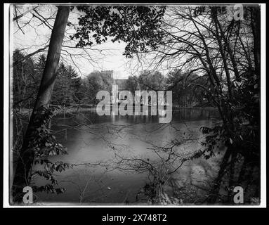 La chapelle de l'autre côté du lac, Vassar College, Poughkeepsie, New York, titre de veste., Detroit Publishing Co. no. 016932., Gift ; State Historical Society of Colorado ; 1949, universités et collèges. , Lacs et étangs. , Églises. , États-Unis, New York (State), Poughkeepsie. Banque D'Images