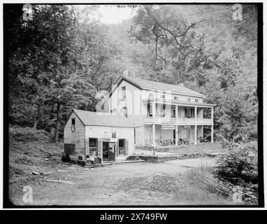 Rip Van Winkle House, Sleepy Hollow, Catskill Mountains, N.Y., Maison de signature : Rip Van Winkle Hotel., '419-G' et 'dup' sur négatif., transparent en verre correspondant disponible sur le cadre du vidéodisque 1A- 29760., Detroit Publishing Co. 014529., Gift ; State Historical Society of Colorado ; 1949, Hôtels. , États-Unis, New York (État), Sleepy Hollow. , États-Unis, New York (État), Catskill Mountains. Banque D'Images